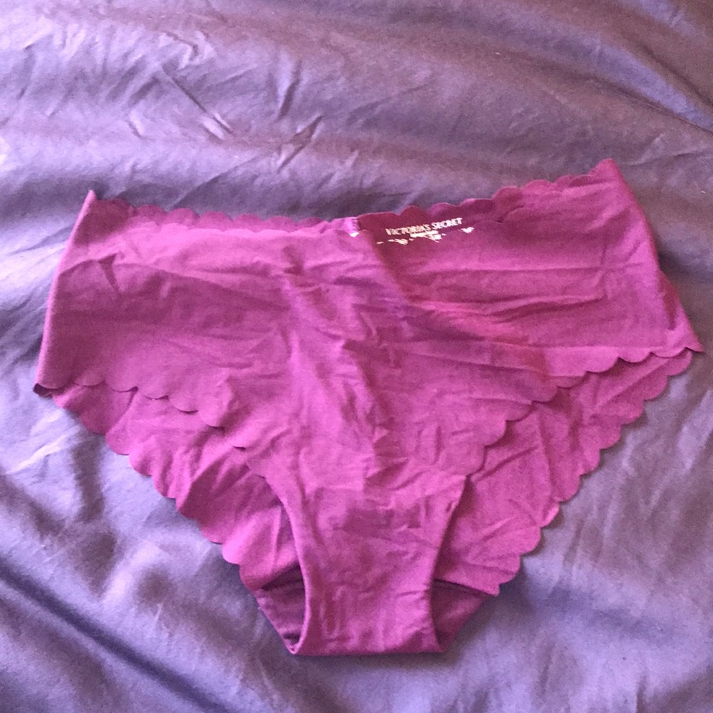 Victoria’s Secret scalloped Hiphugger panty - M
